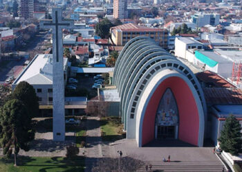 Individuos causan daños a nuestra Catedral y queman una biblia en Chillán.
