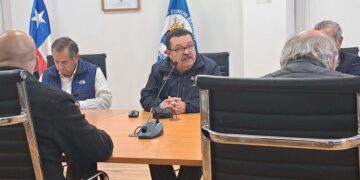Seremi de Educación Profesor César Riquelme Alarcón expone resultados del SIMCE 2023 ante el Concejo Regional, destacando mejoras en el rendimiento académico de la región.