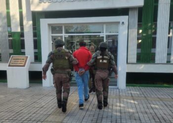 Detienen a sujeto que mantenía diversas armas y drogas en domicilio foco de desalojo.
