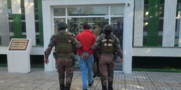 Detienen a sujeto que mantenía diversas armas y drogas en domicilio foco de desalojo.