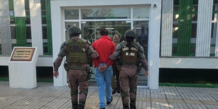 Detienen a sujeto que mantenía diversas armas y drogas en domicilio foco de desalojo.