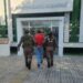 Detienen a sujeto que mantenía diversas armas y drogas en domicilio foco de desalojo.