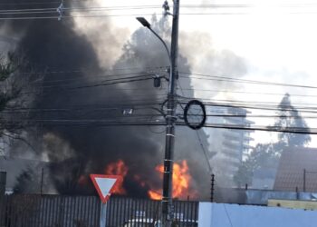 Cocinaba hamburguesa y se originó un Incendio que destruyó una mediagua en  Chillán.