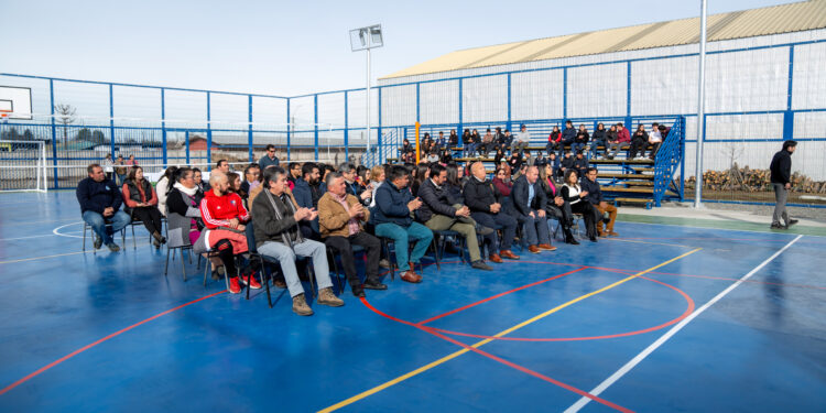 Inauguran multicancha en Pueblo Seco y firma convenios para la reposición de dos ambulancias para San Ignacio · Ñuble