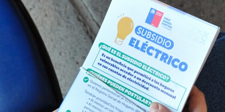 Ministro Pardow anuncia que se adelantará a septiembre la entrega del subsidio eléctrico.