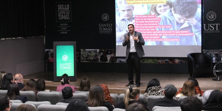 Santo Tomás fortalece la orientación educativa en Ñuble con seminario interregional sobre motivación y resiliencia.