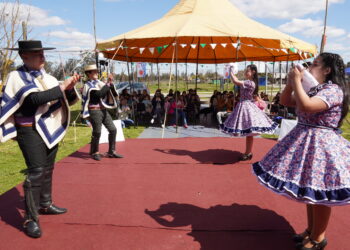 REALIZAN EXITOSA MUESTRA DE CIRCO Y FOLCLORE EN RUCAPEQUÉN DE CH.VIEJO.