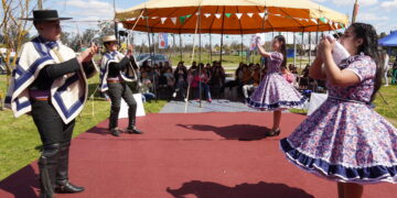REALIZAN EXITOSA MUESTRA DE CIRCO Y FOLCLORE EN RUCAPEQUÉN DE CH.VIEJO.