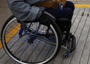 Mujer golpeó a persona con discapacidad para robarle su celular en el centro de Chillán.