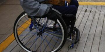 Mujer golpeó a persona con discapacidad para robarle su celular en el centro de Chillán.