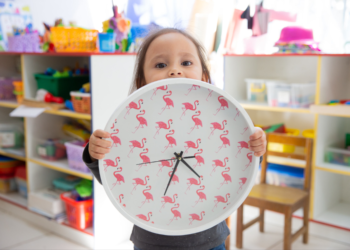 La importancia de acompañar a niñas y niños en el comienzo del horario de verano.