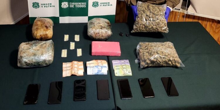 Se les incautó más de 6 kilos de droga: Carabineros del OS7 Ñuble detuvo a 4 sujetos por tráfico en San Nicolás.