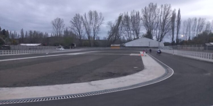 Patinodromo de Quillón:INAUGURAN PATINODROMO DE QUILLÓN, OBRA ANHELADA POR LOS DEPORTISTAS LOCALES Y REGIONALES.