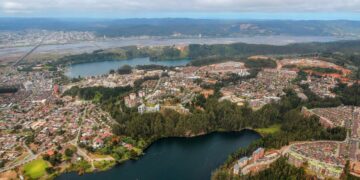 Dos nuevas Áreas Metropolitanas se constituyen oficialmente: Santiago y Concepción.
