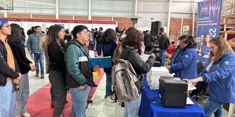 Masiva participación en Feria Laboral y Vocacional 2024 en Chillán.