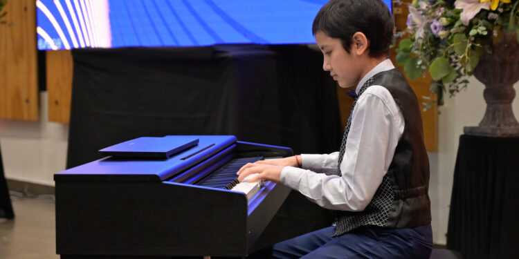 Nuevos alumnos se integran a clase magistral de piano casa de Arrau en septiembre.