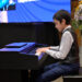 Nuevos alumnos se integran a clase magistral de piano casa de Arrau en septiembre.