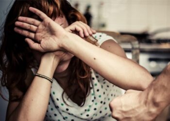 DETIENEN A HOMBRE QUE AGREDIÓ A SU EX PAREJA EN EL CENTRO DE CHILLÁN: MANTENÍA UNA PISTOLA.