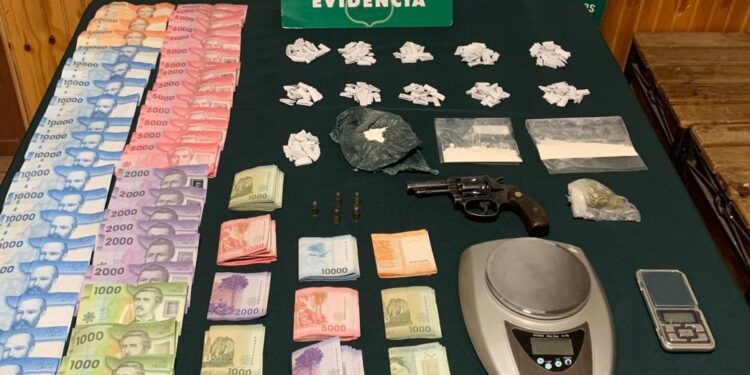 En Ñuble detienen a 3 sujetos por tráfico de drogas y además se les incautó armamento.