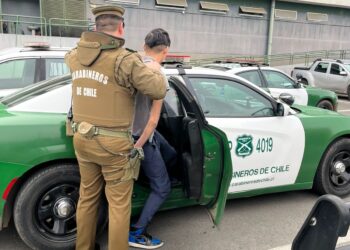 Joven delincuente con arma de fuego asaltó a colectivero para robarle 5 mil pesos.