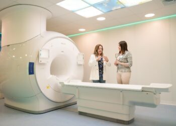 Revisan en terreno los últimos detalles de la instalación del Resonador Magnético en el Hospital Regional de Ñuble.