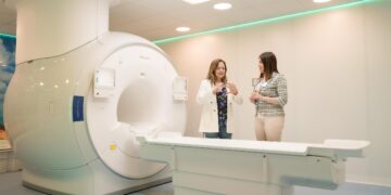Revisan en terreno los últimos detalles de la instalación del Resonador Magnético en el Hospital Regional de Ñuble.
