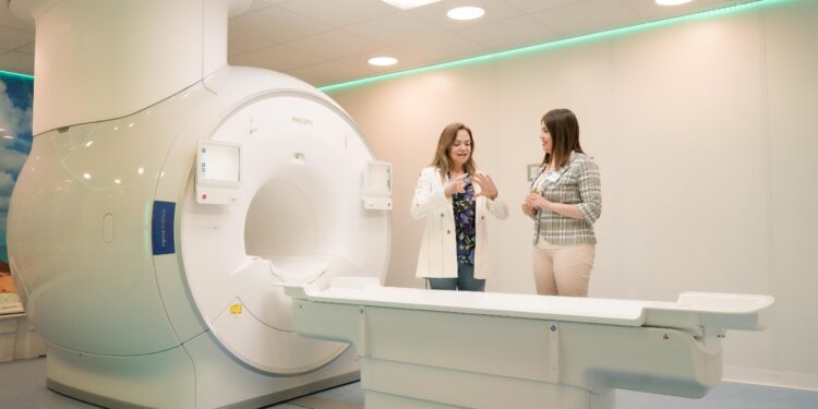 Revisan en terreno los últimos detalles de la instalación del Resonador Magnético en el Hospital Regional de Ñuble.