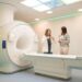 Revisan en terreno los últimos detalles de la instalación del Resonador Magnético en el Hospital Regional de Ñuble.