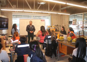 Seremi de Energía se reunió con alumnas de curso de “Instaladoras Eléctricas Clase D” en Inacap Chillán.