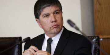 Manuel Monsalve Socialista y ministro del gobierno de Boric renuncia a su cargo tras ser denunciado por presunta violación.