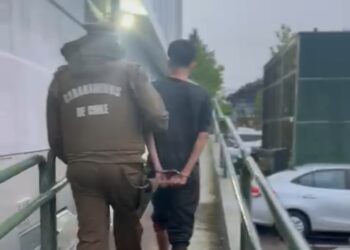 Individuo arrebató teléfono celular a mujer en Chillán.