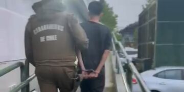 Individuo arrebató teléfono celular a mujer en Chillán.