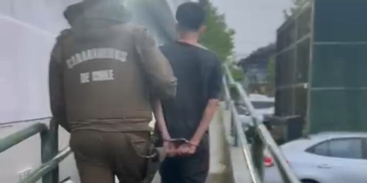 Individuo arrebató teléfono celular a mujer en Chillán.