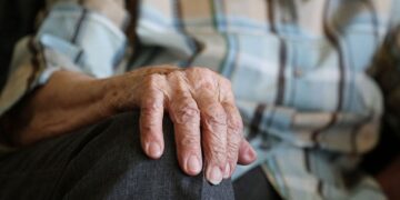 Delincuente asaltó a un adulto mayor para robarle 50 mil pesos en Chillán.