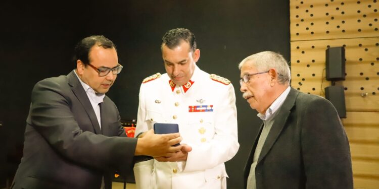 CHILLÁN VIEJO CONDECORÓ A COMANDANTE DEL REGIMIENTO CON LA ORDEN AL MÉRITO SAN BARTOLOMÉ.