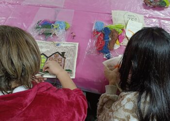 Proyecto Fondart ‘Mujeres Creando Redes’ cierra con atractiva exposición en Escuela Artística de Chillán.