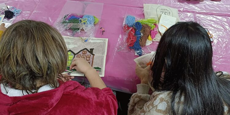 Proyecto Fondart ‘Mujeres Creando Redes’ cierra con atractiva exposición en Escuela Artística de Chillán.