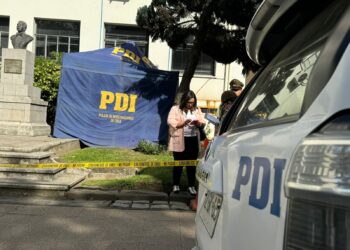 Fiscalía investiga muerte de hombre cuyo cuerpo fue hallado frente a la Plaza de Armas de Chillán.