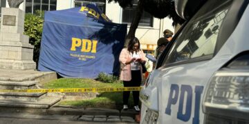 Fiscalía investiga muerte de hombre cuyo cuerpo fue hallado frente a la Plaza de Armas de Chillán.