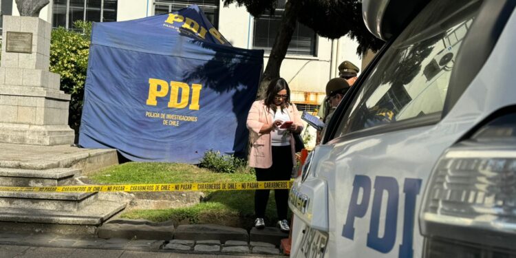 Fiscalía investiga muerte de hombre cuyo cuerpo fue hallado frente a la Plaza de Armas de Chillán.