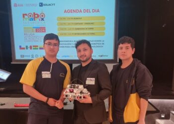 San Nicolás: Estudiantes de Puente Ñuble obtienen oro en competencia internacional de robótica en Colombia.