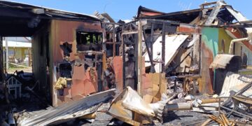 Fiscalía investiga incendio intencional que afectó a cuatro casas y que deja un detenido en San Carlos