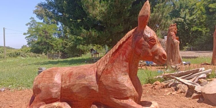 Coihueco resalta el espíritu de la Navidad con pesebre artesanal y mega árbol de pascua.