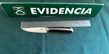 Esta tarde mujer con arma blanca amenaza a guardia y luego robó especies en una óptica de Chillán.