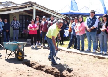 Familias y autoridades colocan la 1° piedra de “La Casa de Mis Sueños”.