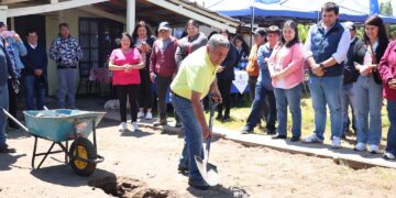 Familias y autoridades colocan la 1° piedra de “La Casa de Mis Sueños”.