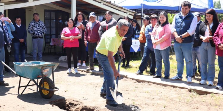 Familias y autoridades colocan la 1° piedra de “La Casa de Mis Sueños”.