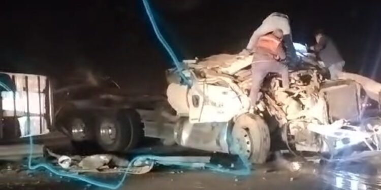 Esta madrugada Volcamiento de camión con carga en Ruta del Itata