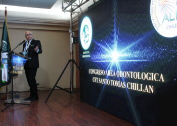 Profesionales y estudiantes fortalecen competencias en Congreso Nacional de Odontología de Santo Tomás.