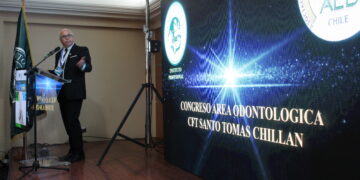 Profesionales y estudiantes fortalecen competencias en Congreso Nacional de Odontología de Santo Tomás.